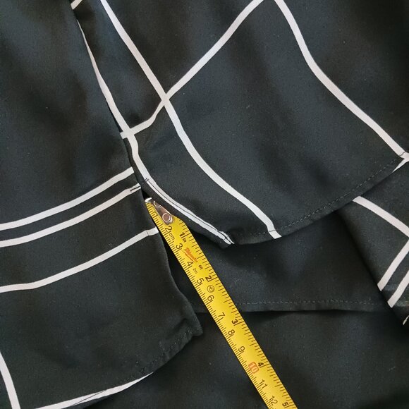 R essentials Womens Top Size Medium White Geometric Black White Stapes Lining - Picture 8 of 8